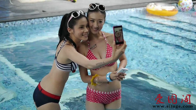 俩个爆乳妹泳池胸猛玩手机 [MP4_58MB]