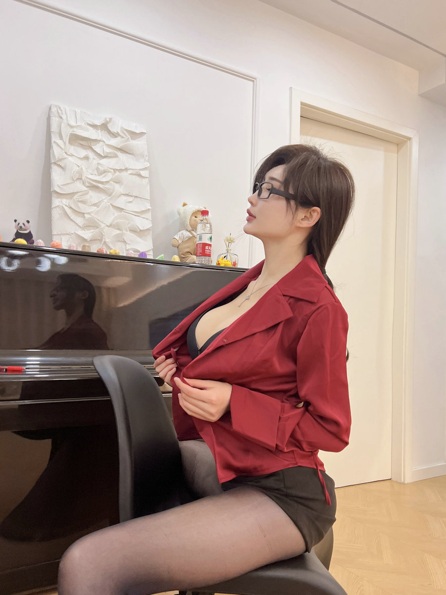 周妍希 - 黑丝钢琴老师 [36P-97MB]