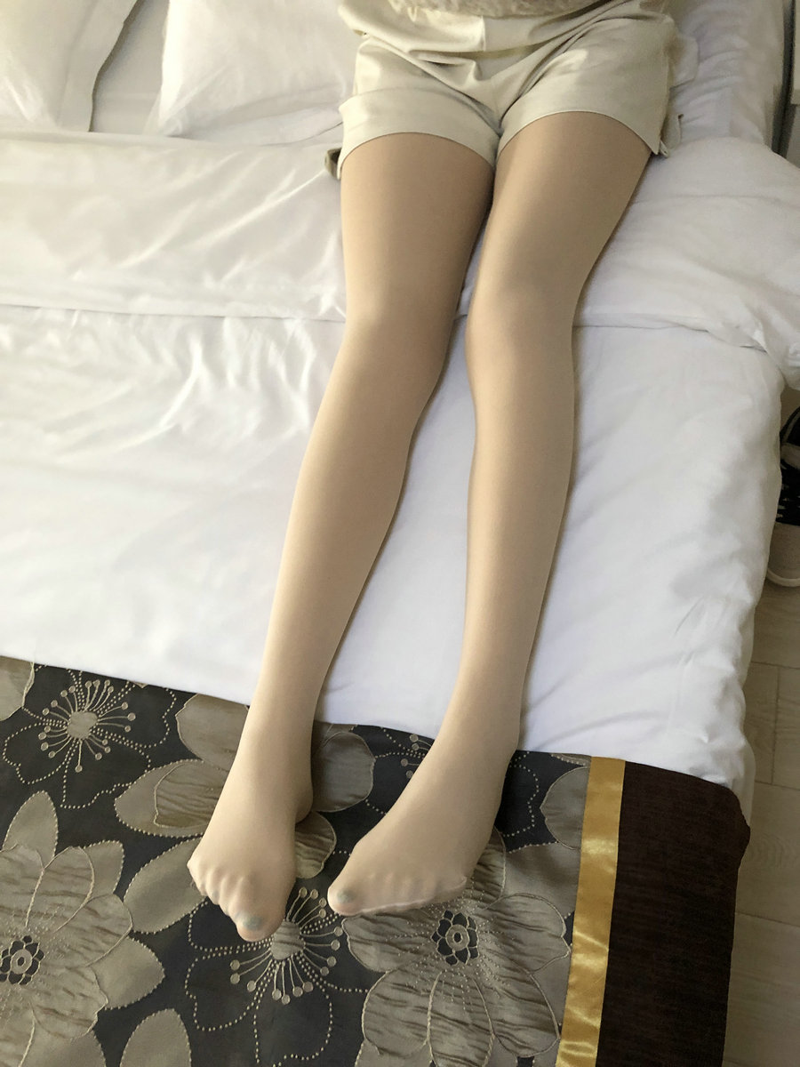 本足摄影原创 - 约来粉色AJ女孩到宾馆品尝舔舐肉丝袜裸足 [64P1V-1.44GB]