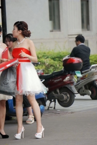 鲜红的抹胸，短短的纱裙，白白的高跟，清新的妹子 [14P]
