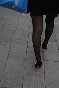 黑色小短裙黑丝秀长美腿超级高跟鞋 [23P]